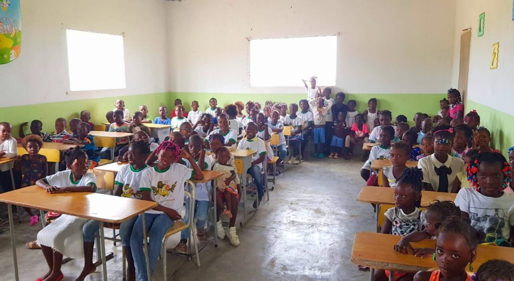 Construção da Escola SemeAfrica na Angola